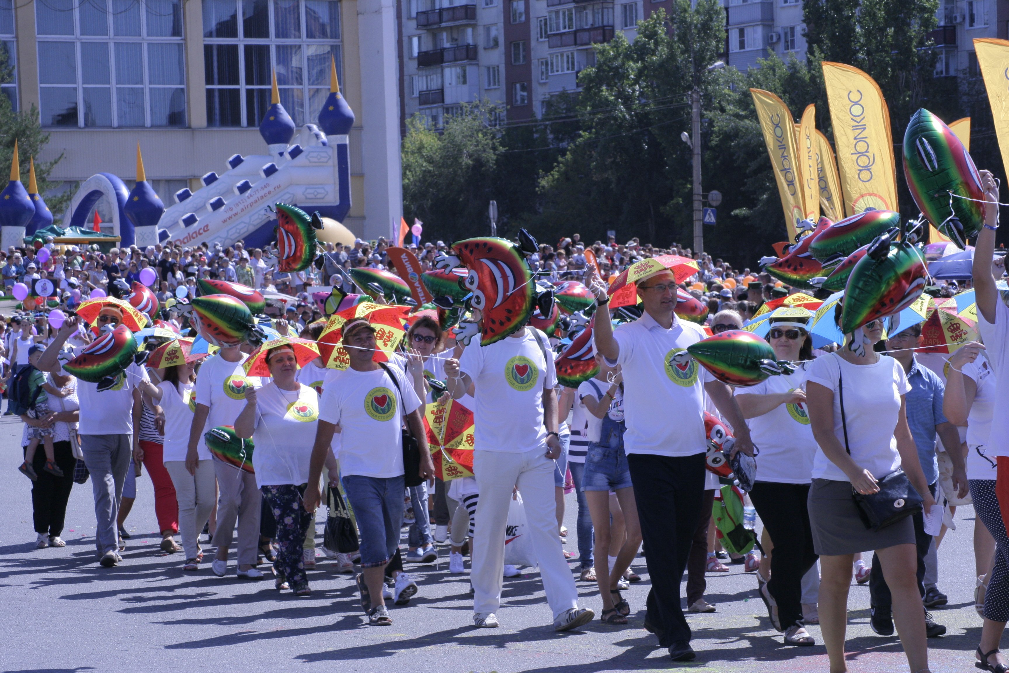 Трубы заиграли весело с утра на парад