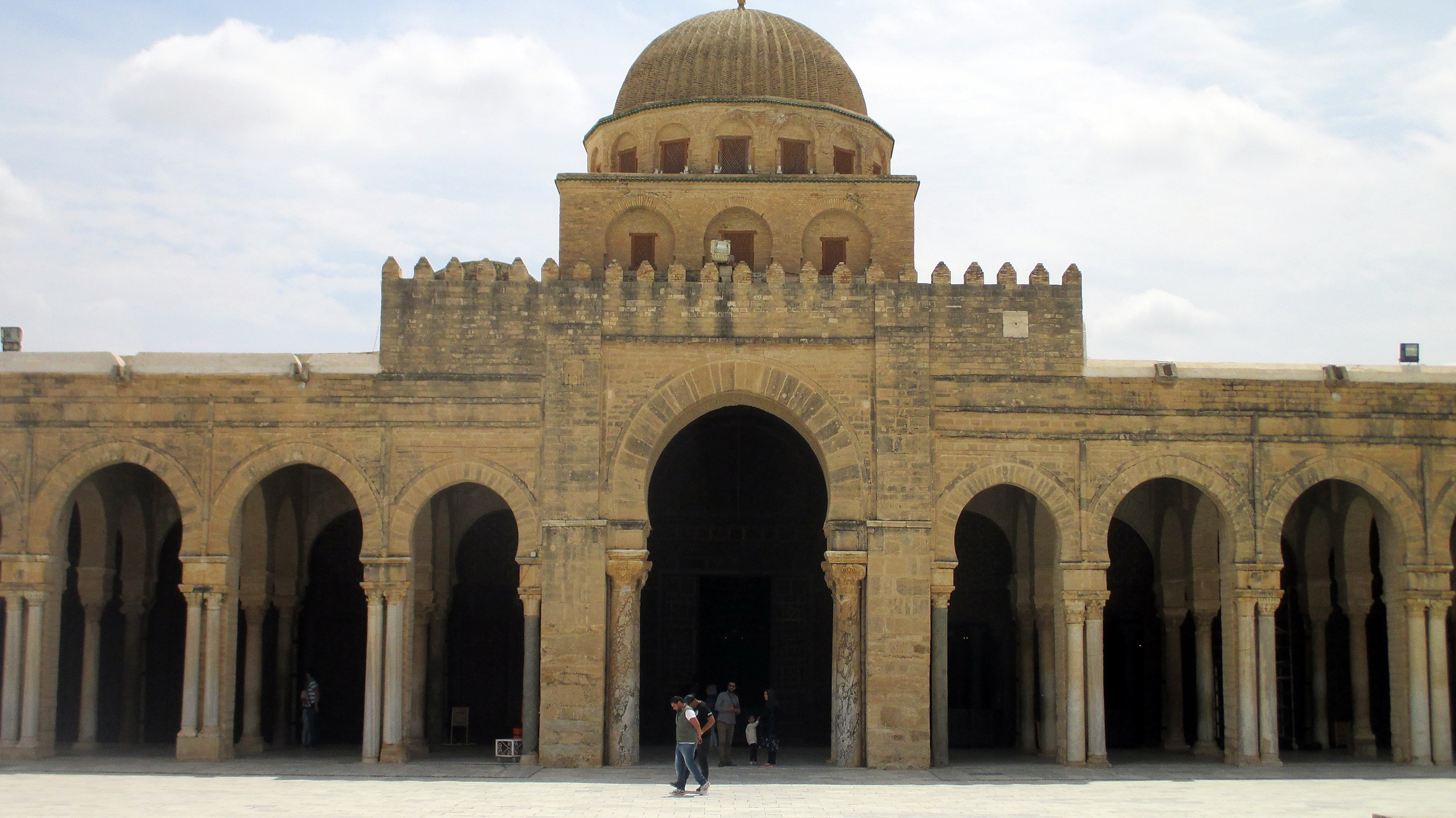 Арабские памятники. Мечеть Укба Тунис. Мечеть Кайруана в Тунисе. Мечеть сиди-Укба в Кайруане (Тунис). Кайруан достопримечательности.