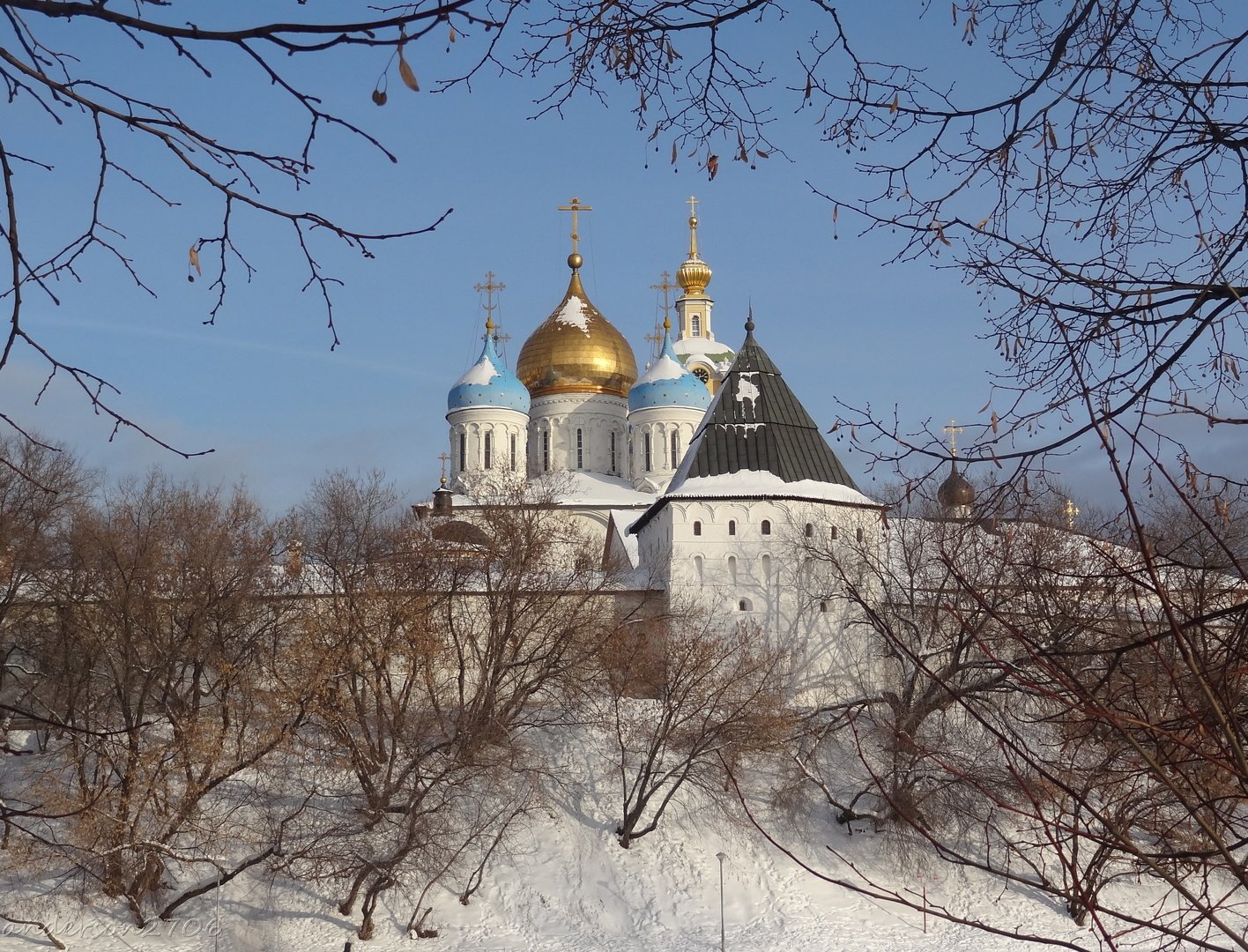 Новоспасском монастыре. Новоспасский монастырь. Новоспасский монастырь зима. Новоспасский мужской монастырь Серпухов. Новоспасский монастырь в Москве зимой.