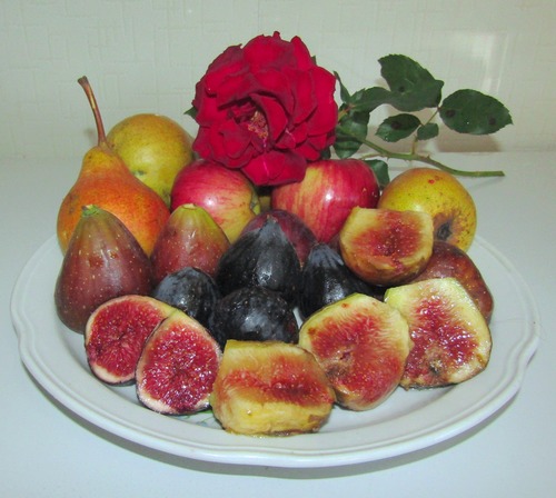 Фруктовая тарелка (яблоки, груши, инжир)