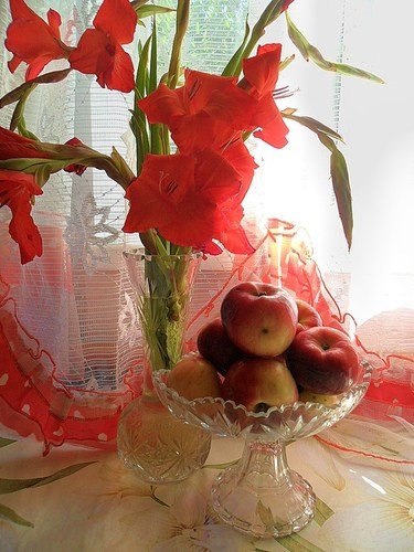 Две хрустальных вазы: цветочная и фруктовая