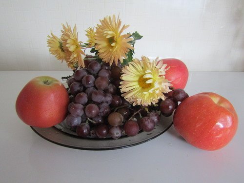 Хризантемы, виноград и яблоки