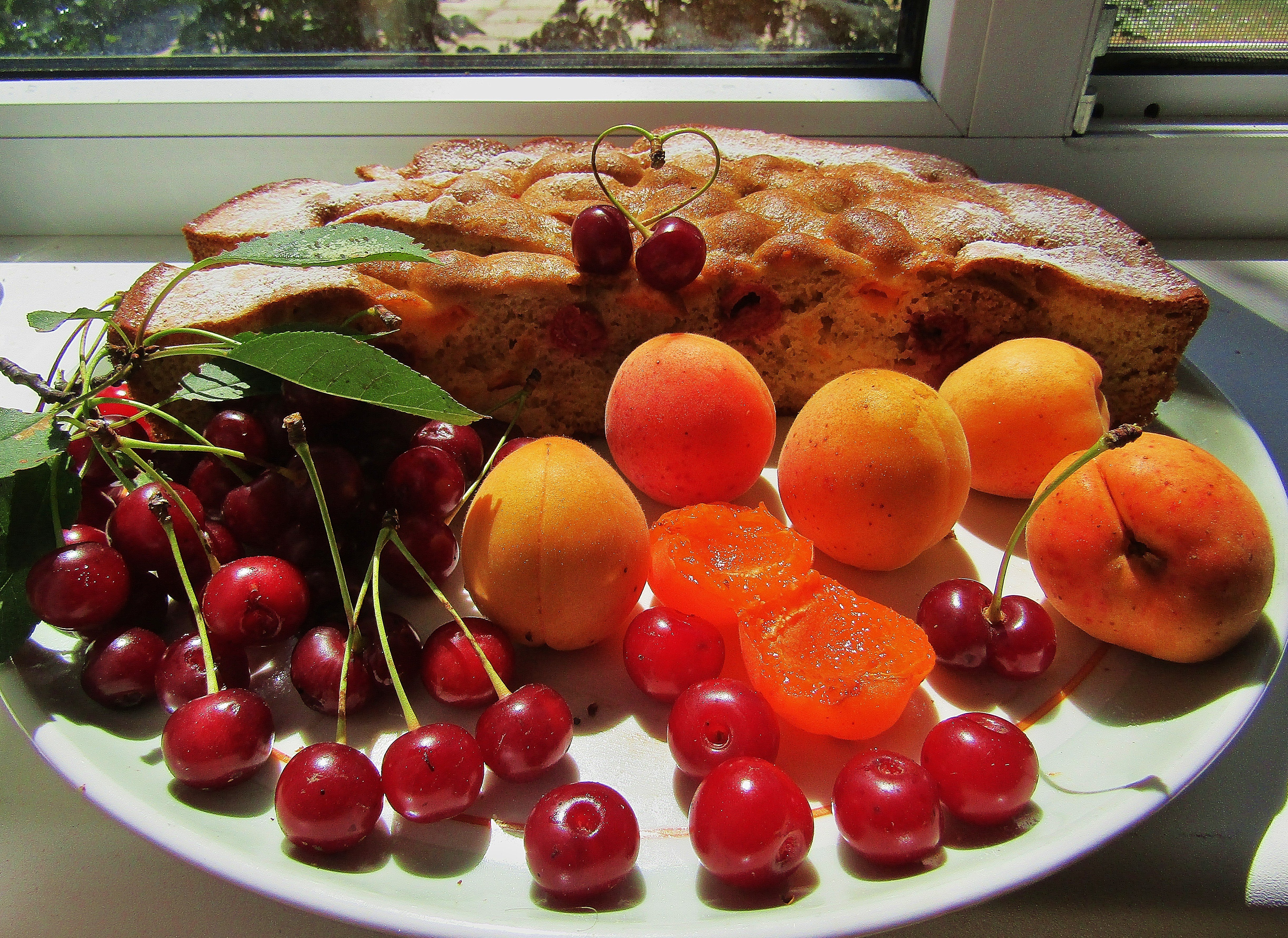 Пирог с абрикосами и вишней