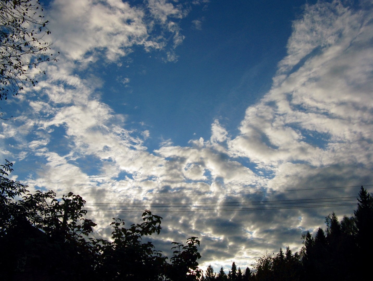 Как найти фотографию в облаке. Кольцо из туч. Фотографии облака линза. Кольцо облаков вокруг горы. Фото облака блеск ВК.