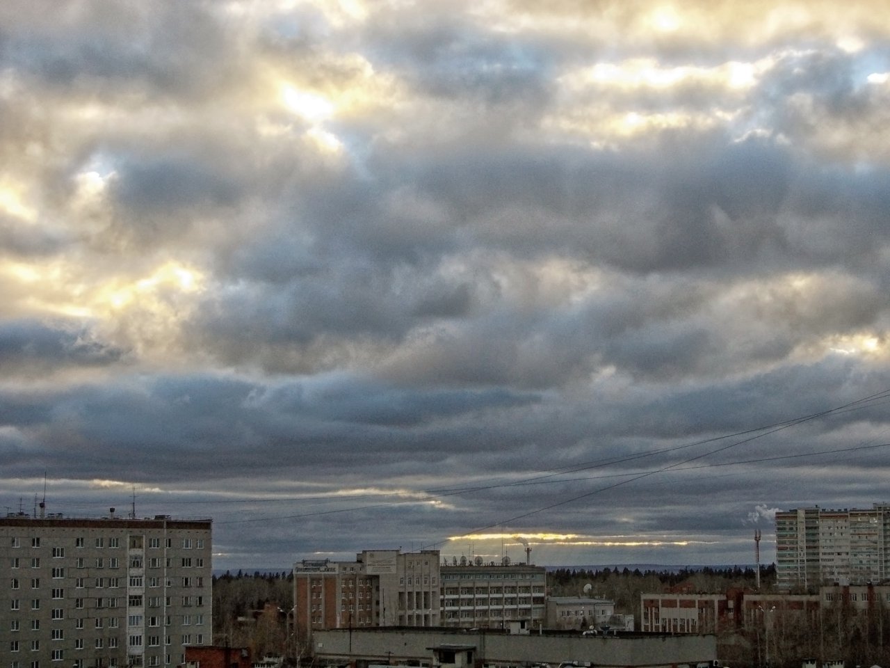 Над городом слушать. Серое небо город. Пасмурное небо над городом. Серое небо Москвы. Небо серое и дом.