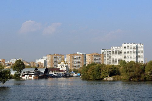 на берегу Москва-реки
