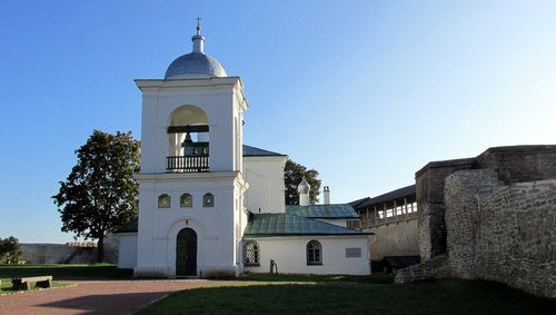 Колокольня Никольского собора в Изборской крепости