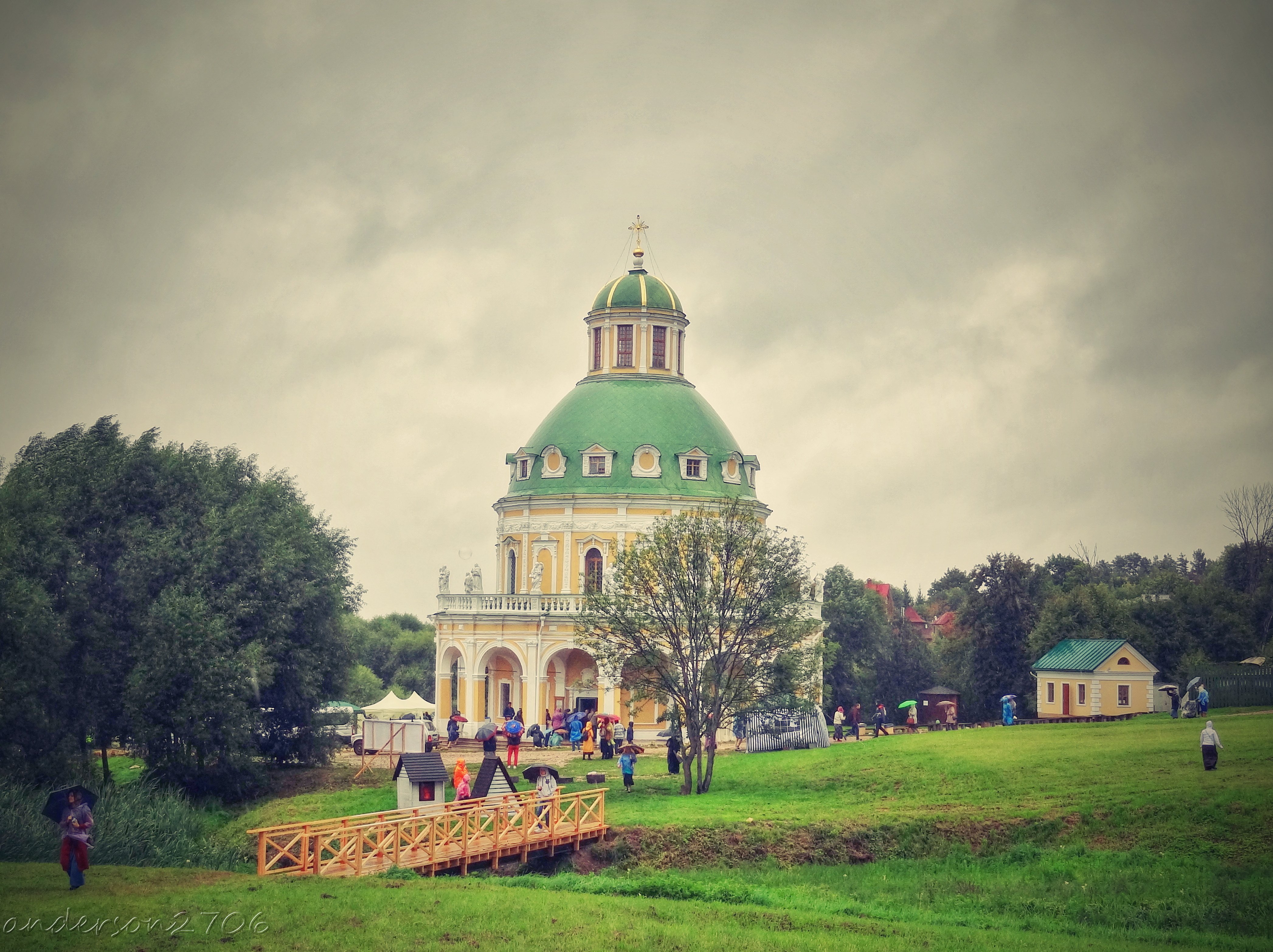 Храм в Подмоклово вертикальное фото