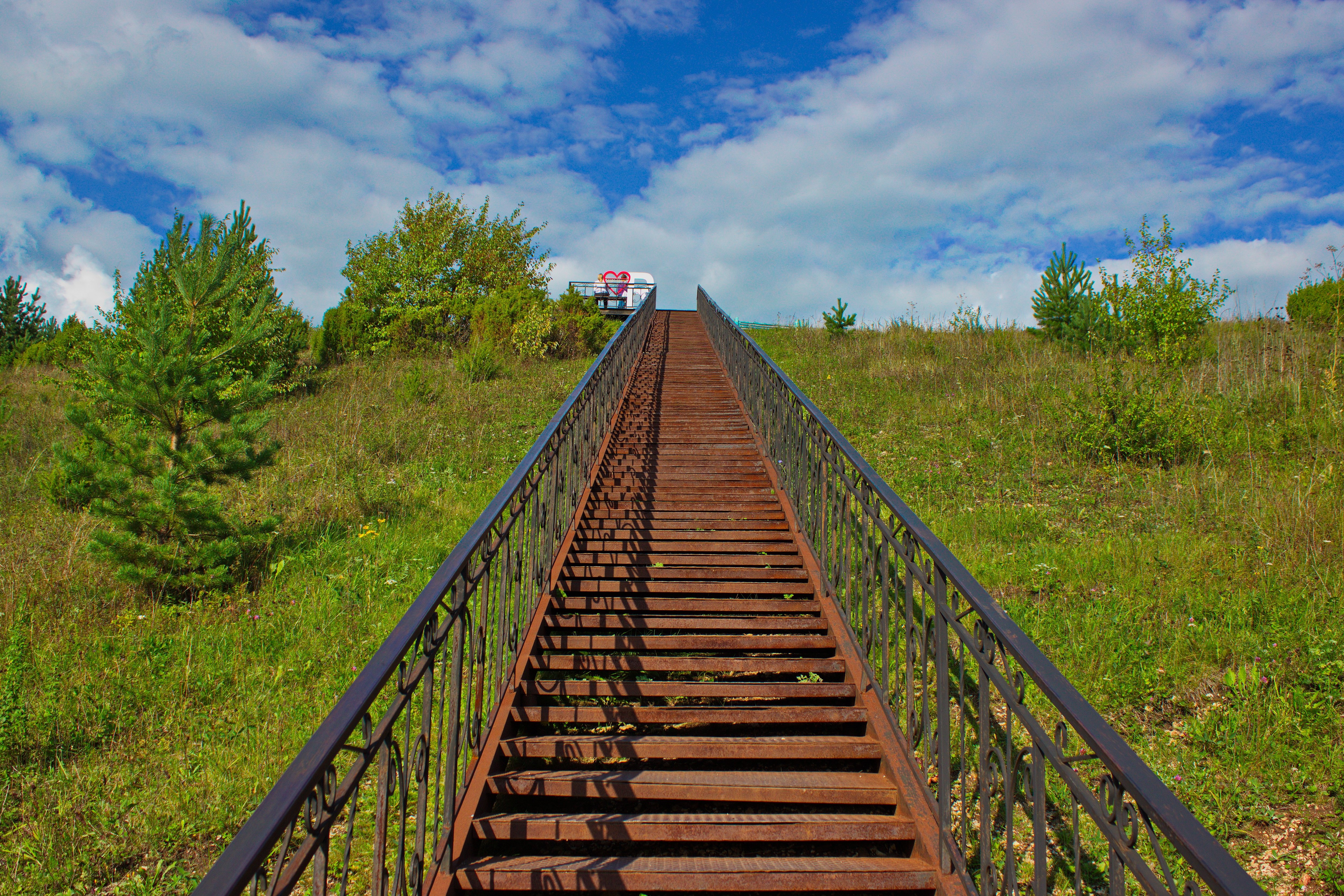 Ступени лета. Железная лестница на природе. Кировград гора лестница. Козьмодемьянск деревянные лестницы на гору. Исторический путь России ступени картинка фото.