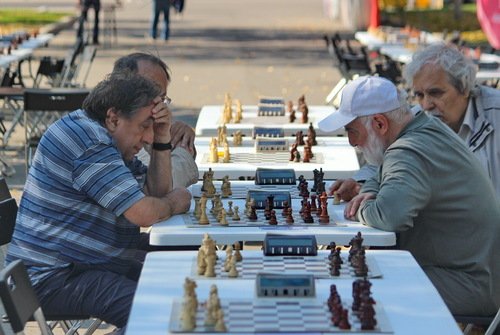 В шахматы играет стар...