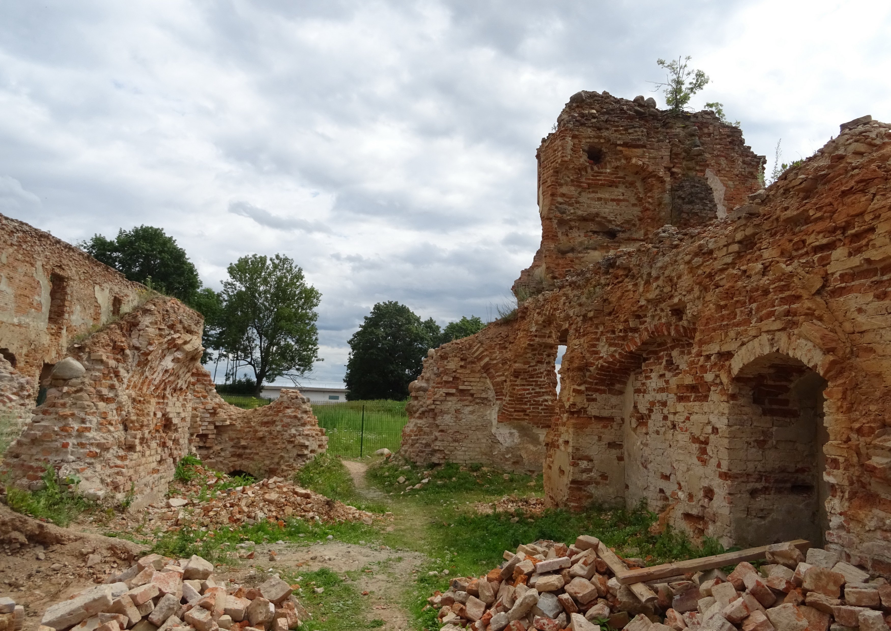 1 обл. Гольшаны Гродненская область. Гольшаны, Ошмянский район. Черный замок Ольшанский фото.