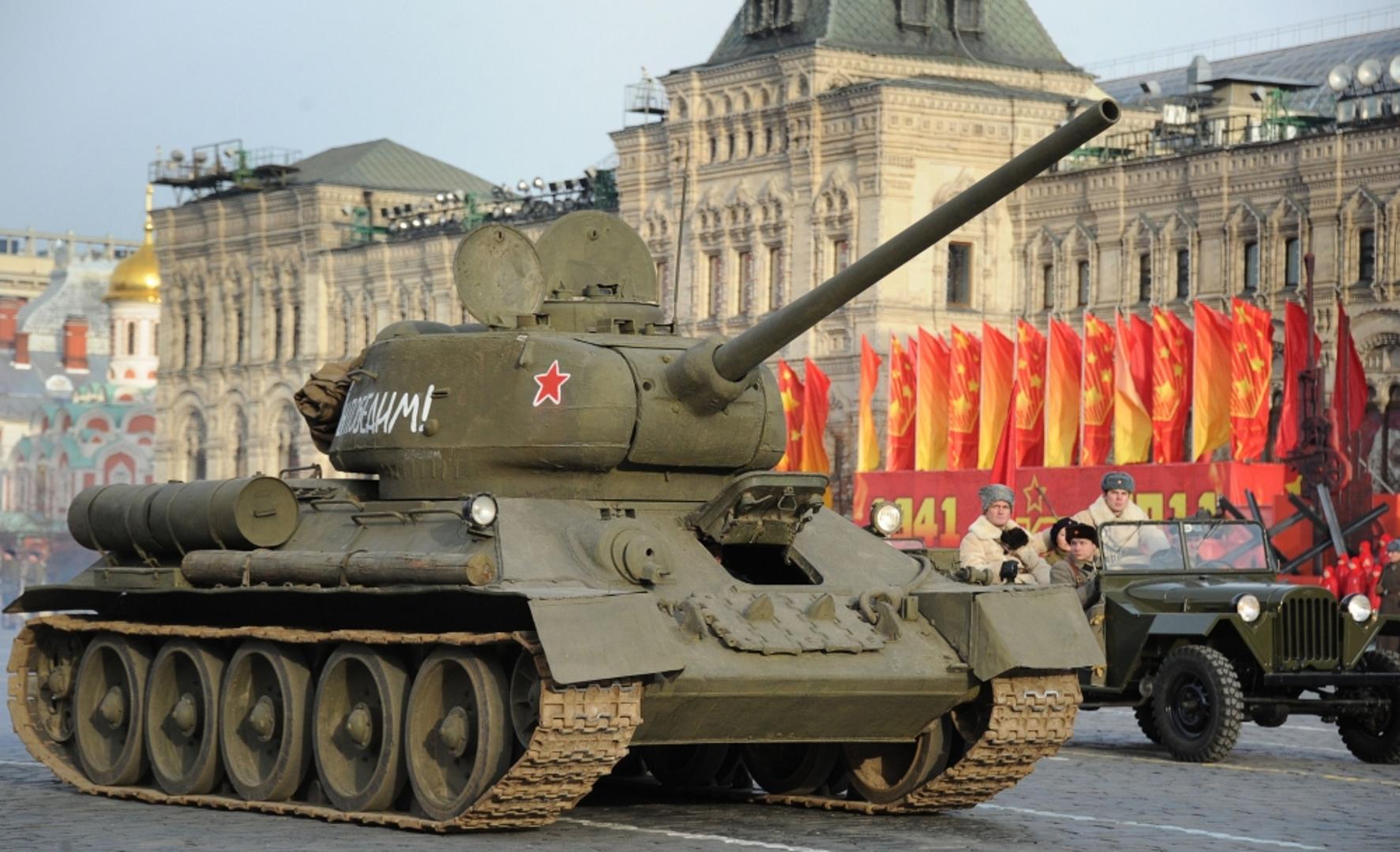 День победы танкист. Т-34 на параде Победы 1945. Танк т34 1945. Т34-85 танк Победы. Танк т-34 на параде.