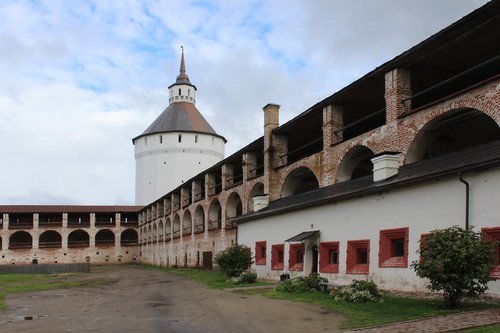 монастырские стены с башней