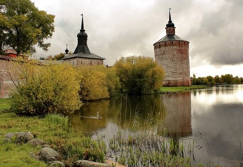 башни и стена Кирилло-Белозерского монастыря