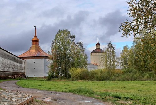 стены и башни монастыря