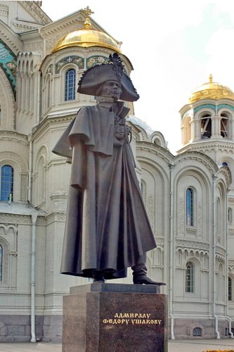 памятник адмиралу Ушакову в Кронштадте
