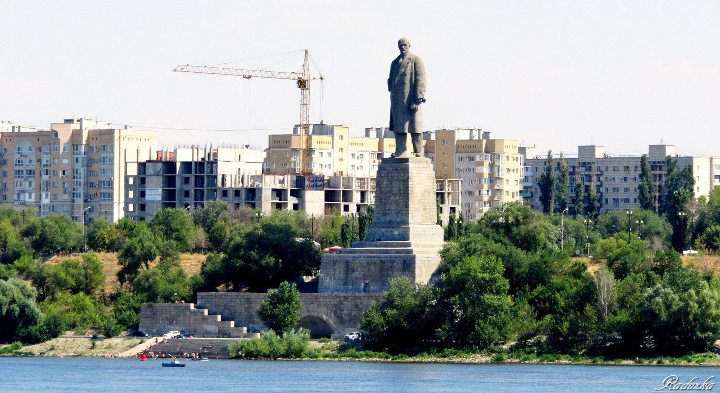 Памятник Ленину у входа в Волго-Донской канал
