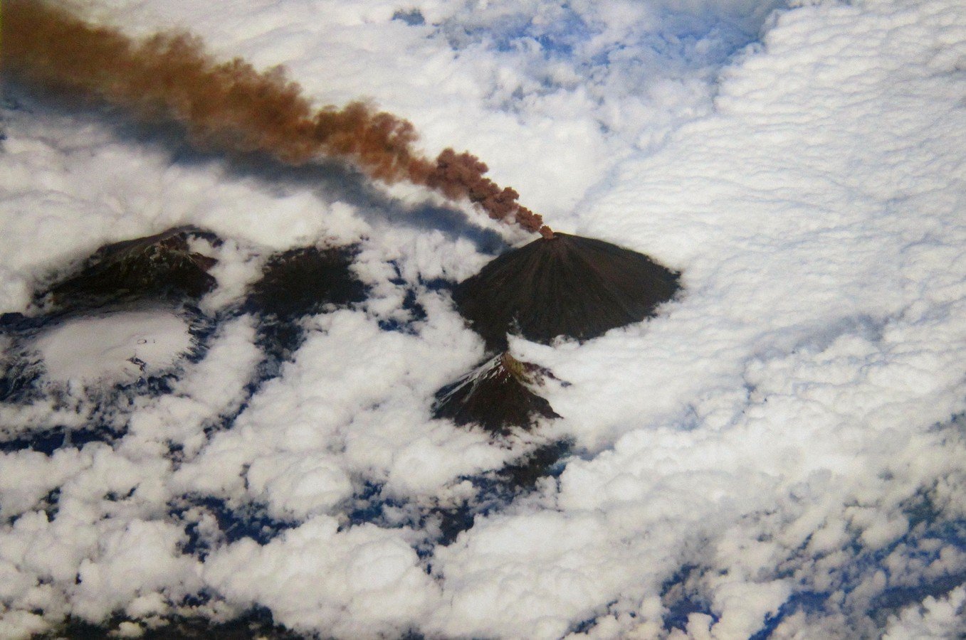 Извержение Ключевской сопки из космоса