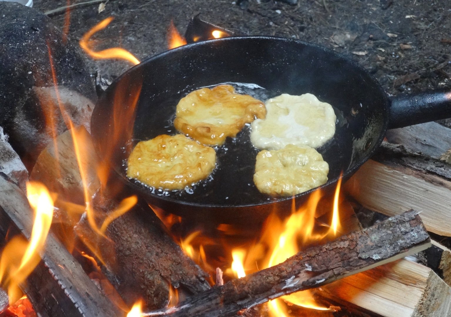 Лепешки в походе на костре. Мясо в лепешке на костре.