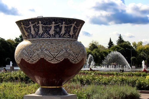 мозаичный вазон на Фонтанной площади парка