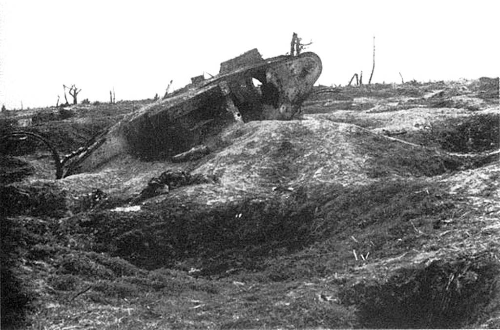 Разгромленный английский танк в битве на Сомме (1916) союзные войска впервые применили танки, но безуспешно.