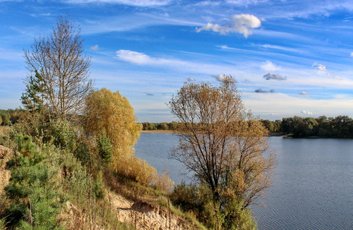 осенний  солнечный день,озеро