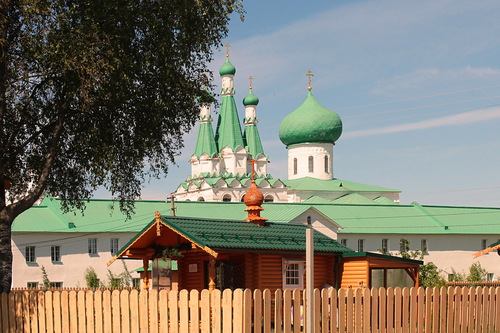 купола храмов Свирского монастыря