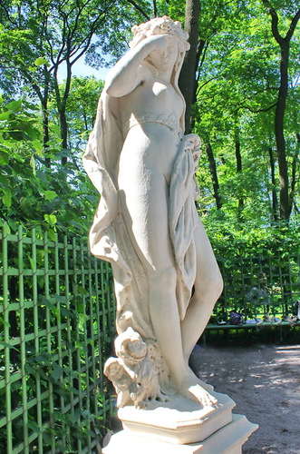 статуя "Ночь" в Летнем саду Петербурга