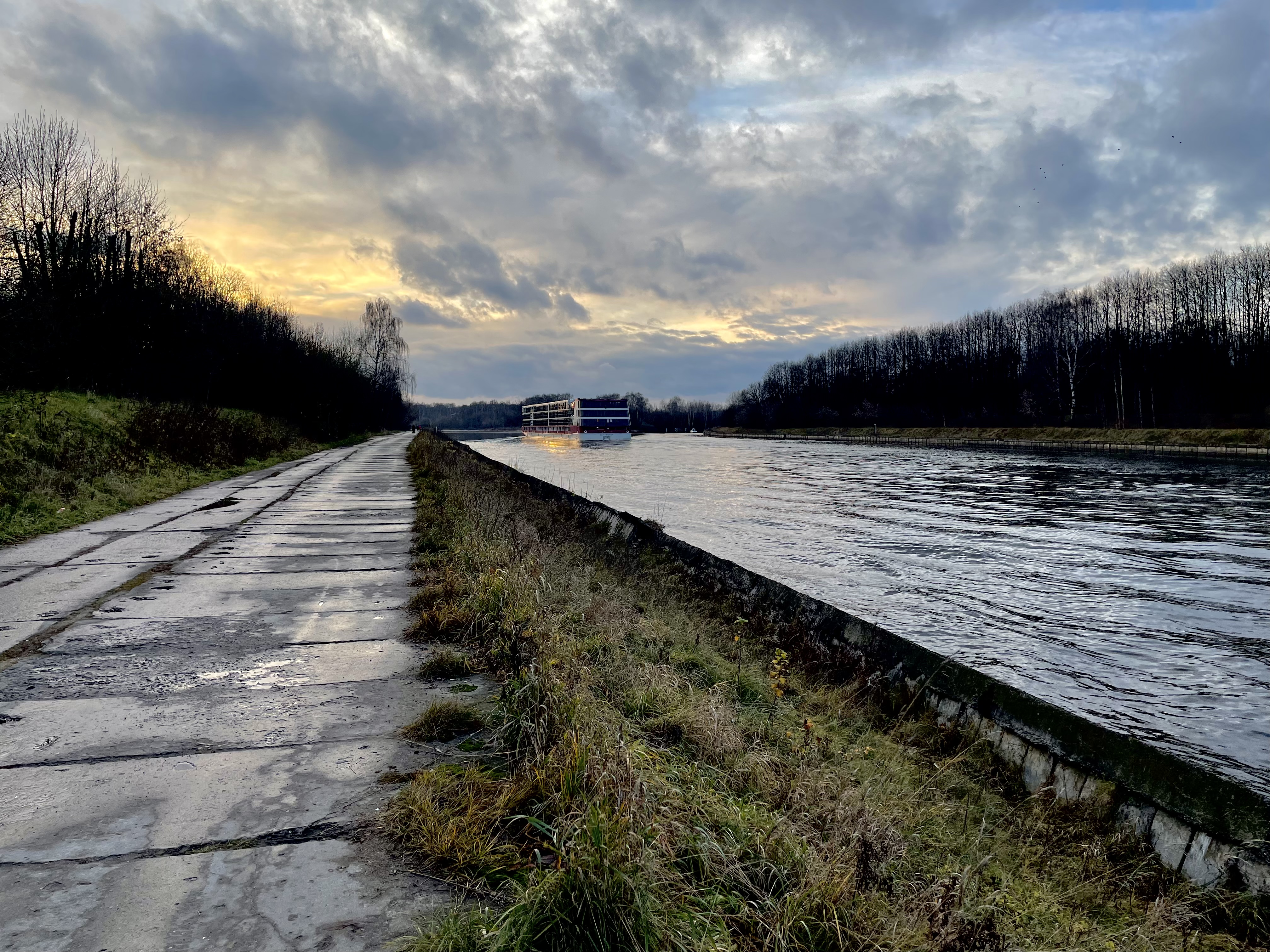 Канал реки. Озерна водохранилище. Канал. Река Новомартыновский. Широкие речные каналы.