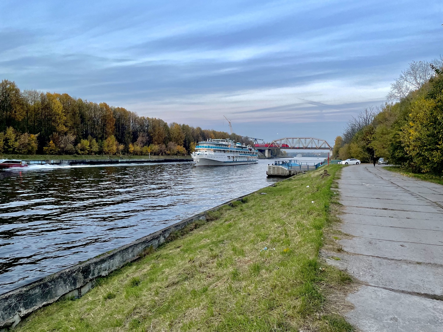 Канал реки. Речной канал. Канал реки фото.