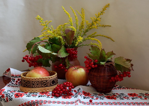 композиция с цветами золотарника,калиной и яблоками