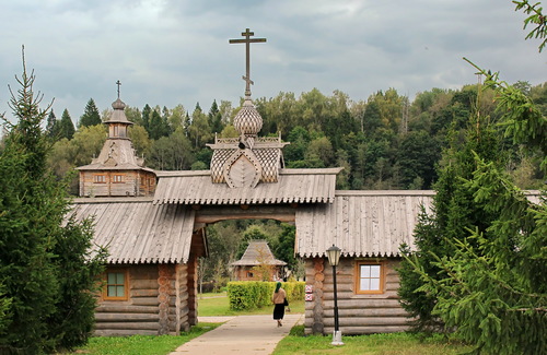 паломница идет в Гремячий ключ