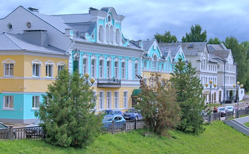 Дома на набережной реки Тверцы в Торжке