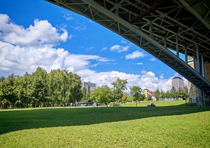 Под мостом