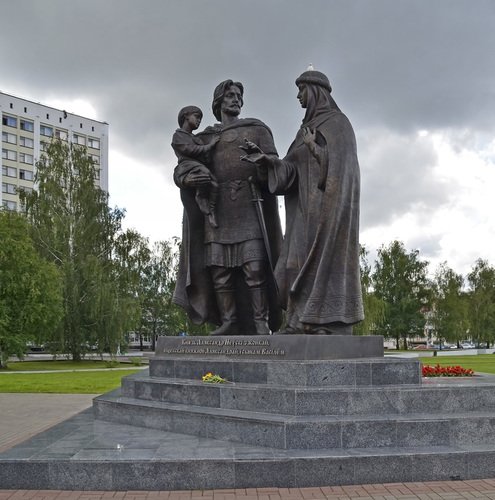 Памятник Александру Невскому с княжной Александрой и сыном Василием