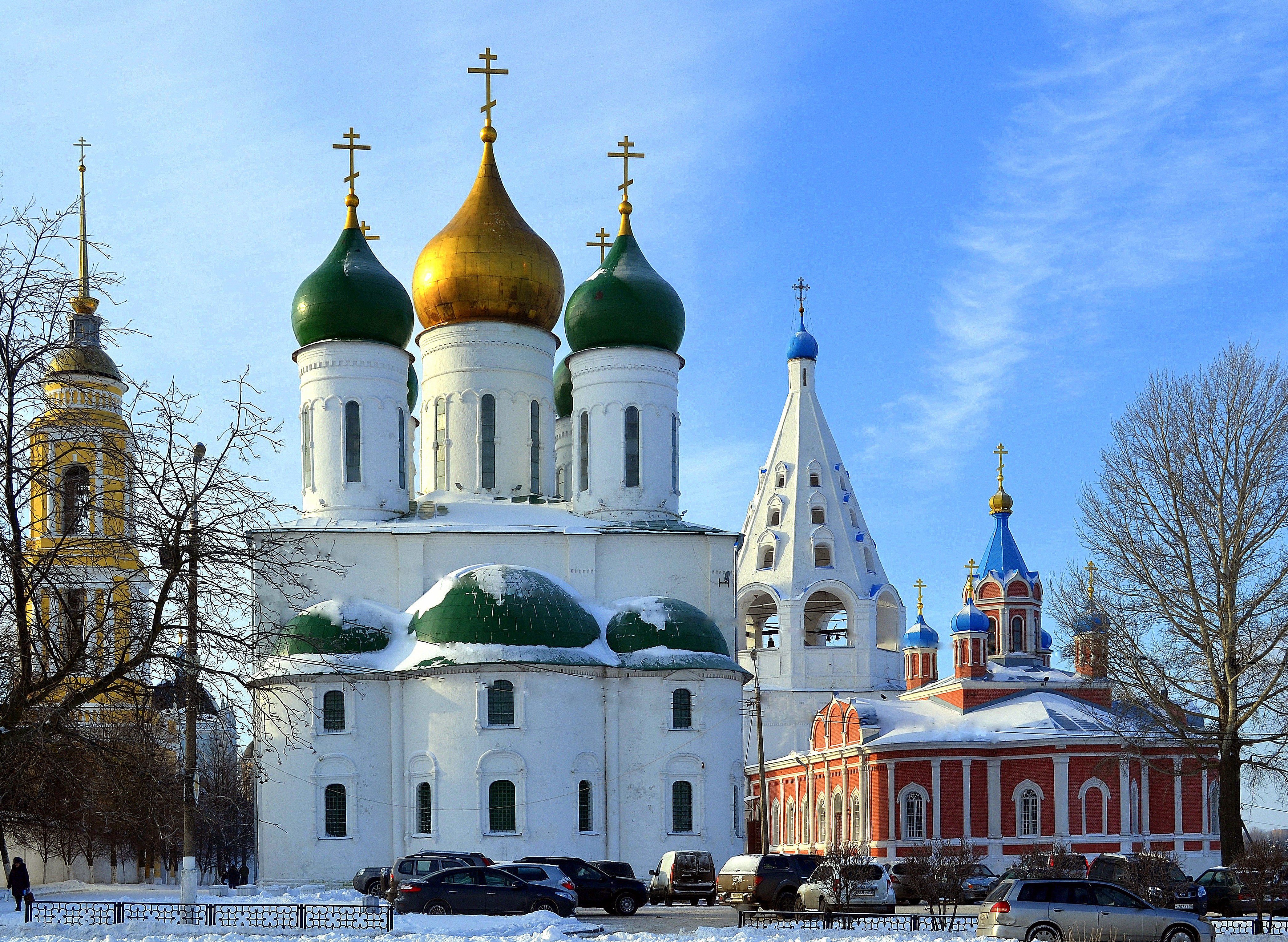 Храмы коломны. Успенский собор в городе Коломна.. Храм в Голутвине Коломна. Фотография Церковь Кремль Коломна. Коломна Соборная площадь Крестовоздвиженский собор.