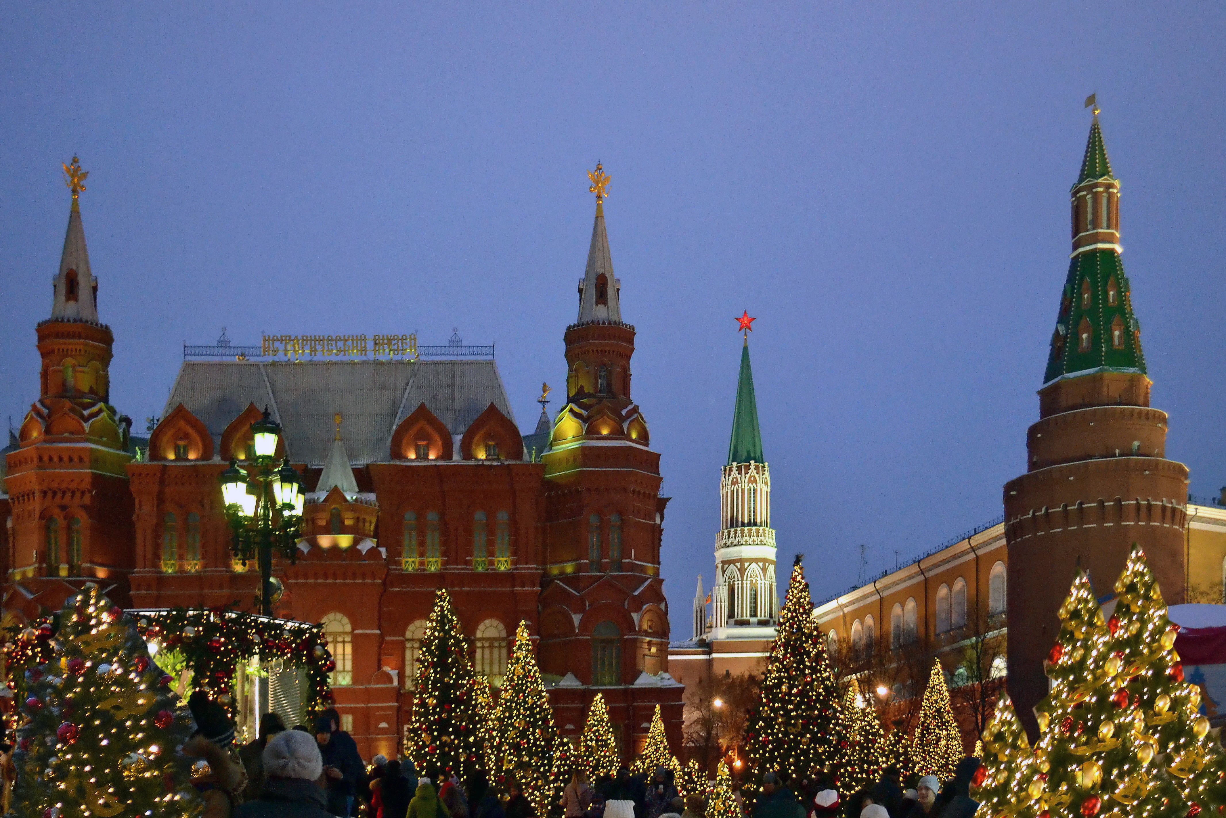 Музеи москвы в новогодние праздники. Елка на Манежной площади. Манежная площадь Москва новый год 2018. Новый год в музее Москвы. Зимний Кремль Москва с елкой.