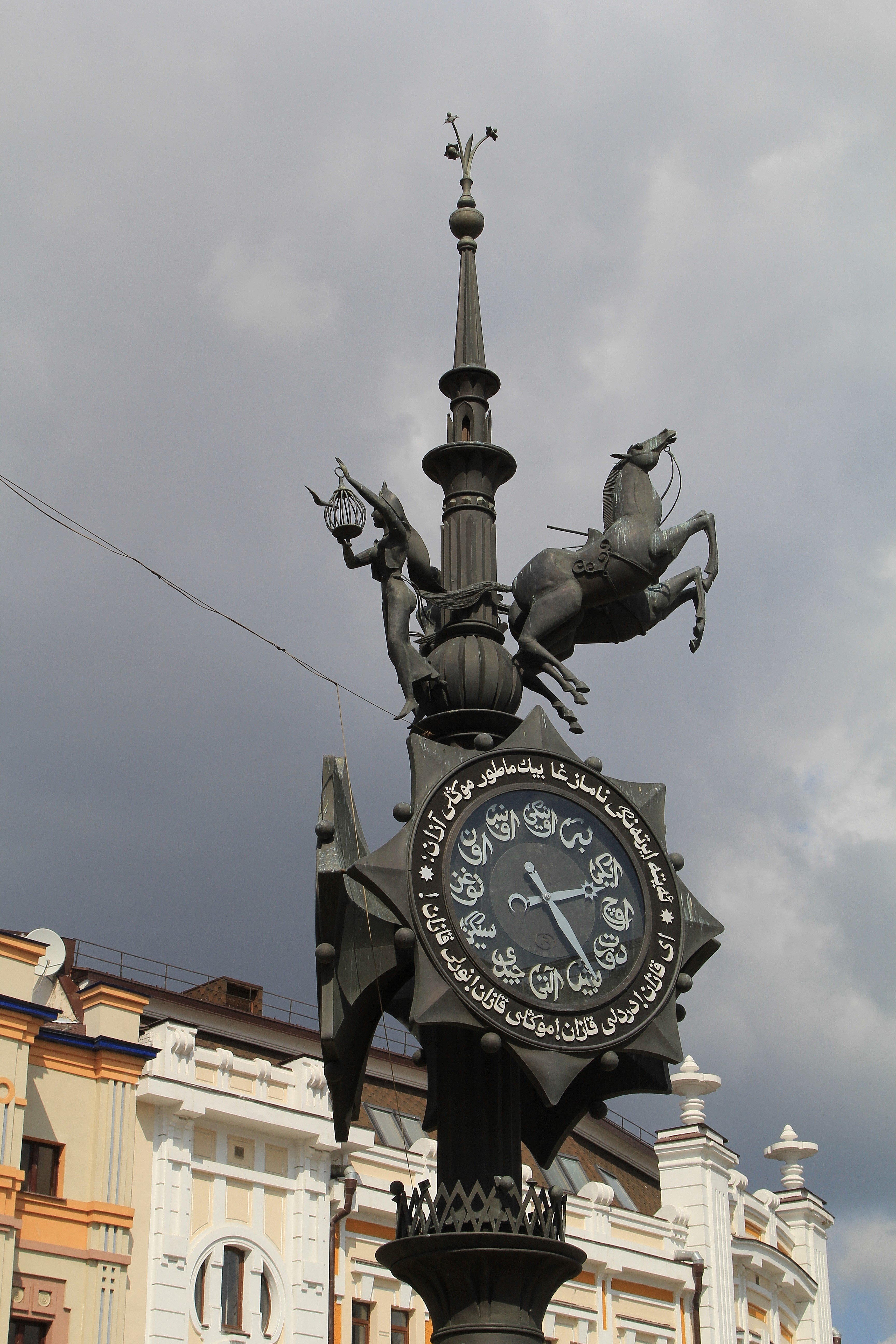 Улица Баумана в Казани бронзовые часы