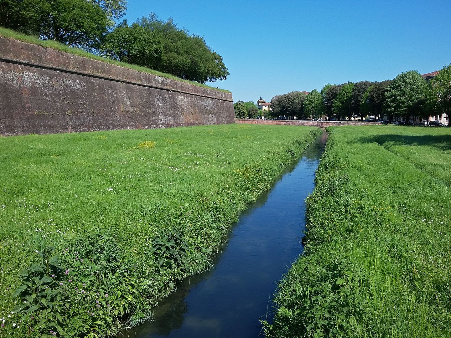 Ров род. Ров. Ровов. Ров с водой. Ров вокруг города.