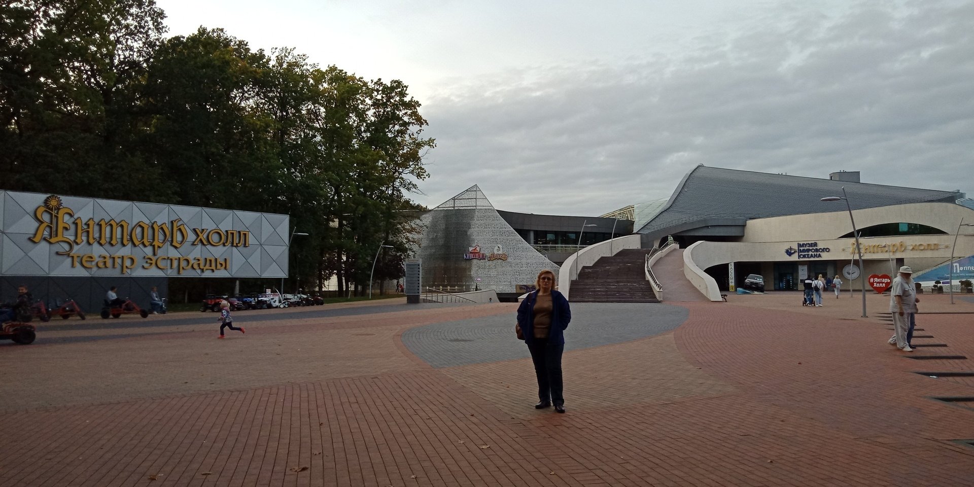 Янтарь холл светлогорск. Янтарь Холл Светлогорск парковка. Светлогорск ярмарка янтарь холла. Янтарь Холл Светлогорск маршрут. Щербаков янтарь Холл.