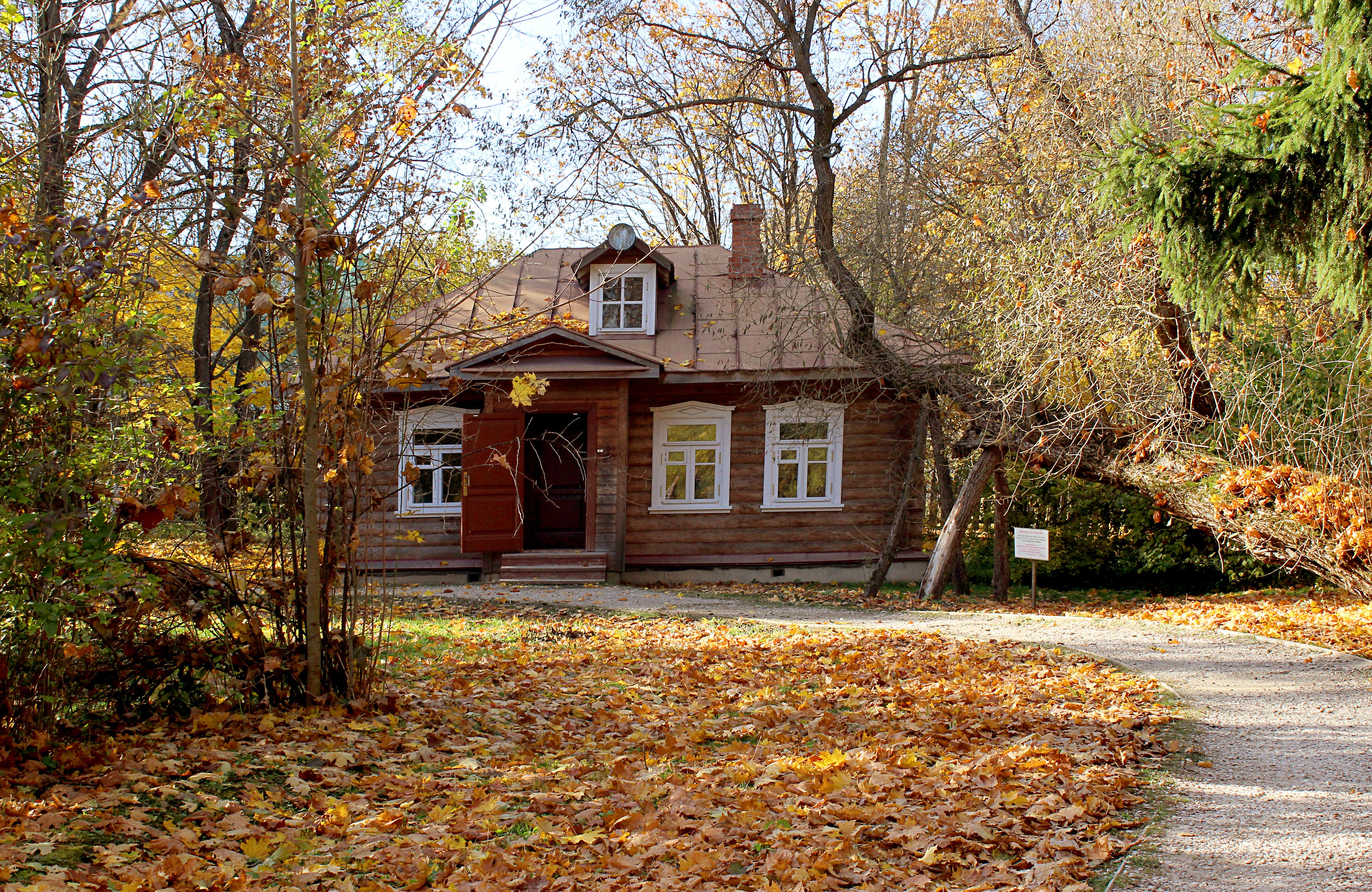 Мелихово музей заповедник а п чехов. Усадьба Мелихово Чехов. Музей-заповедник Чехова в Мелихово. Домик Чехова в Мелихово.