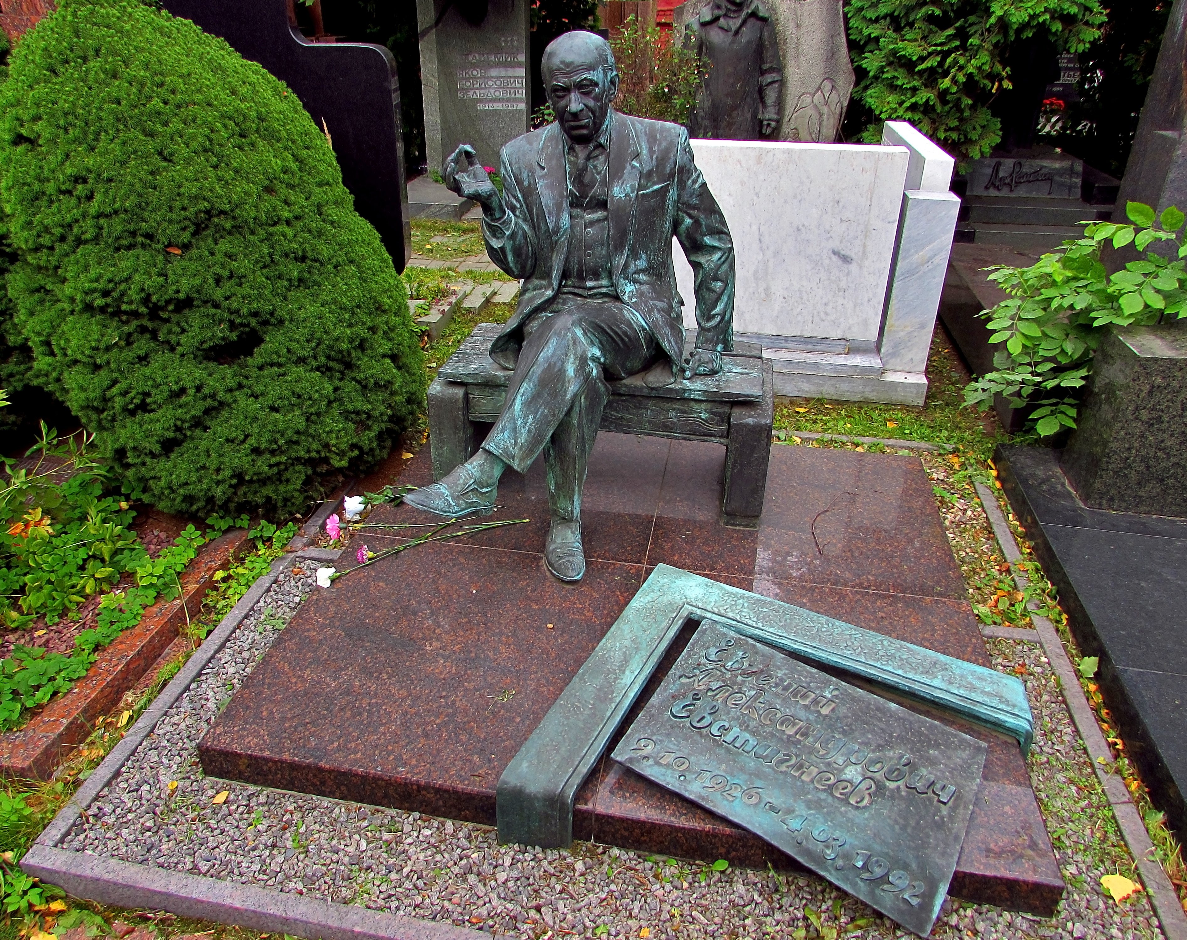 Памятник Черномырдину на Новодевичьем кладбище