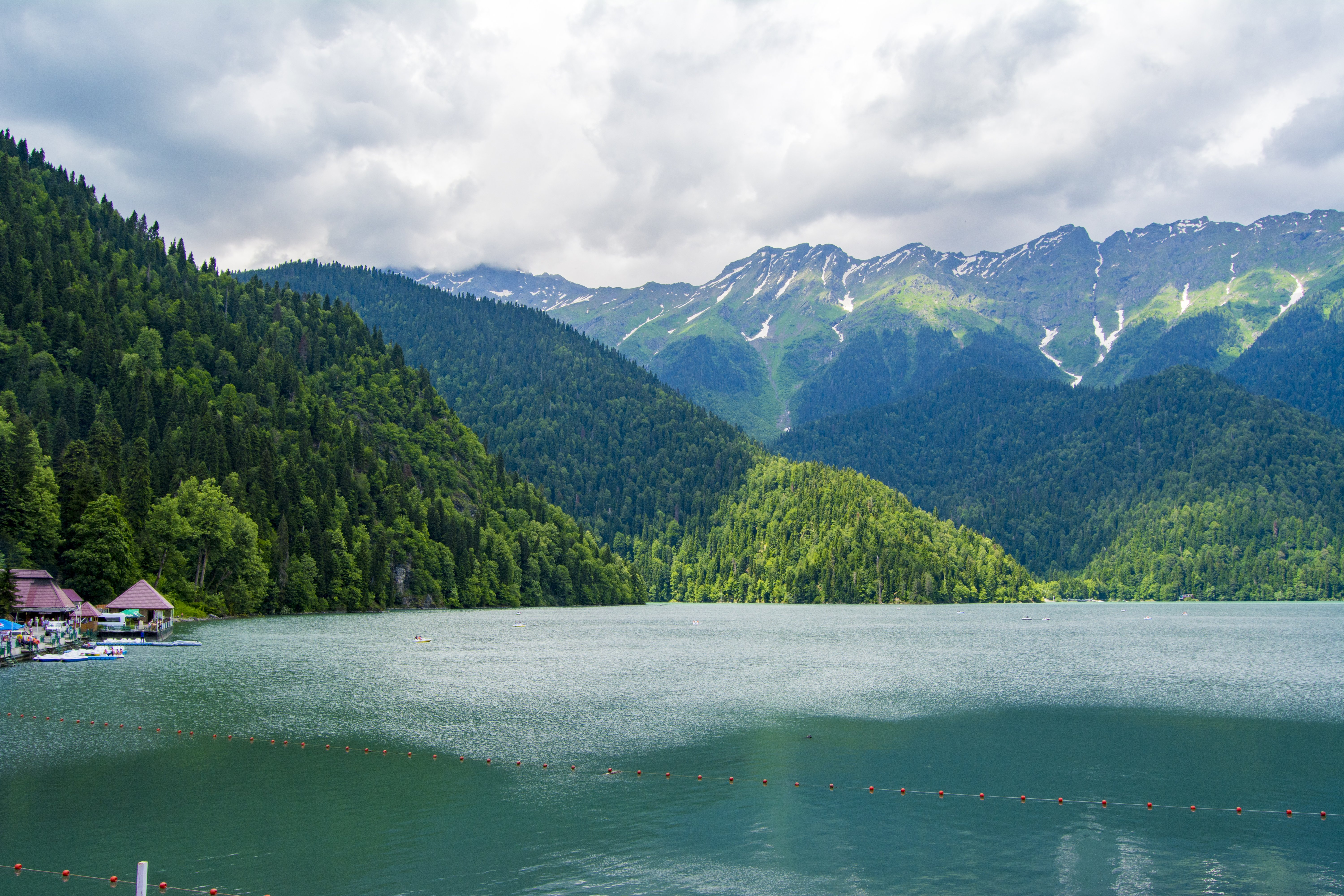 Озеро рица камера. Гагры озеро Рица. Абхазия достопримечательности озеро Рица. Рица Пицунда. Озеро Рица голубое озеро.