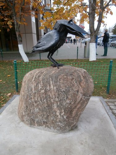 Скульптура вороненка