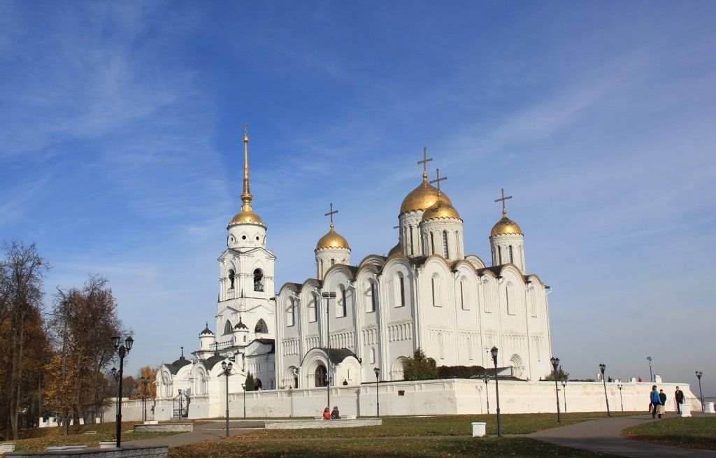 Успенский собор рядом с Волгой