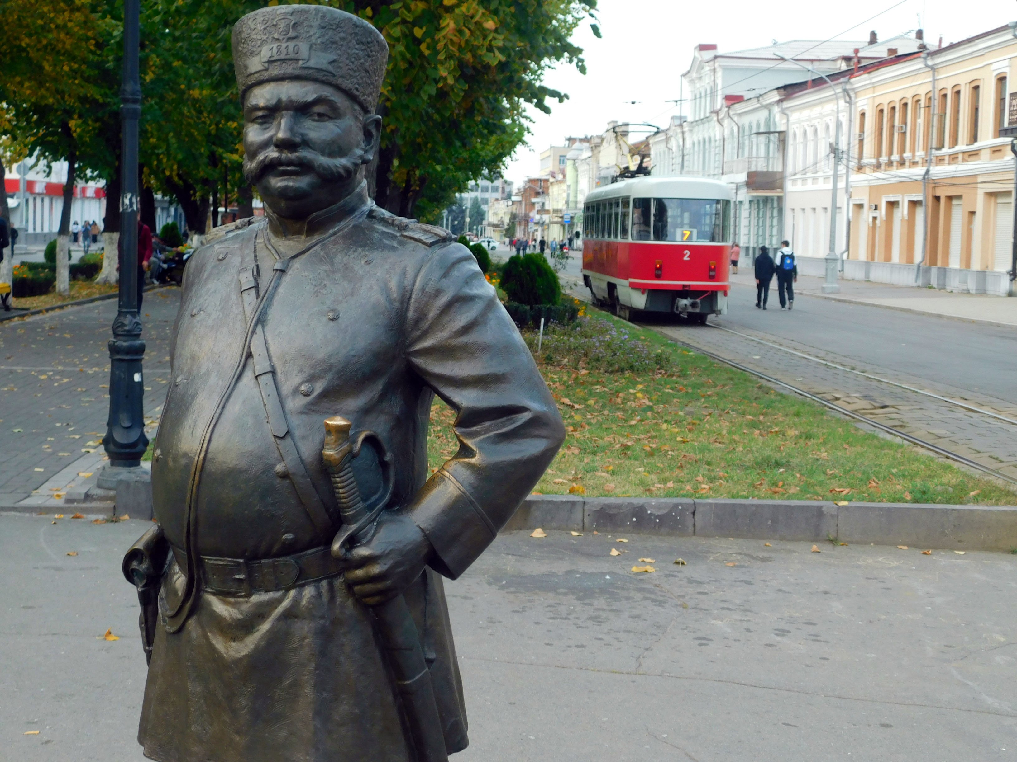 Городовой произведение. Владикавказ проспект мира памятник городовому. Памятник городовому Саратов. Скульптура городовой Владикавказ. Памятник городовому в Нижнем Новгороде.