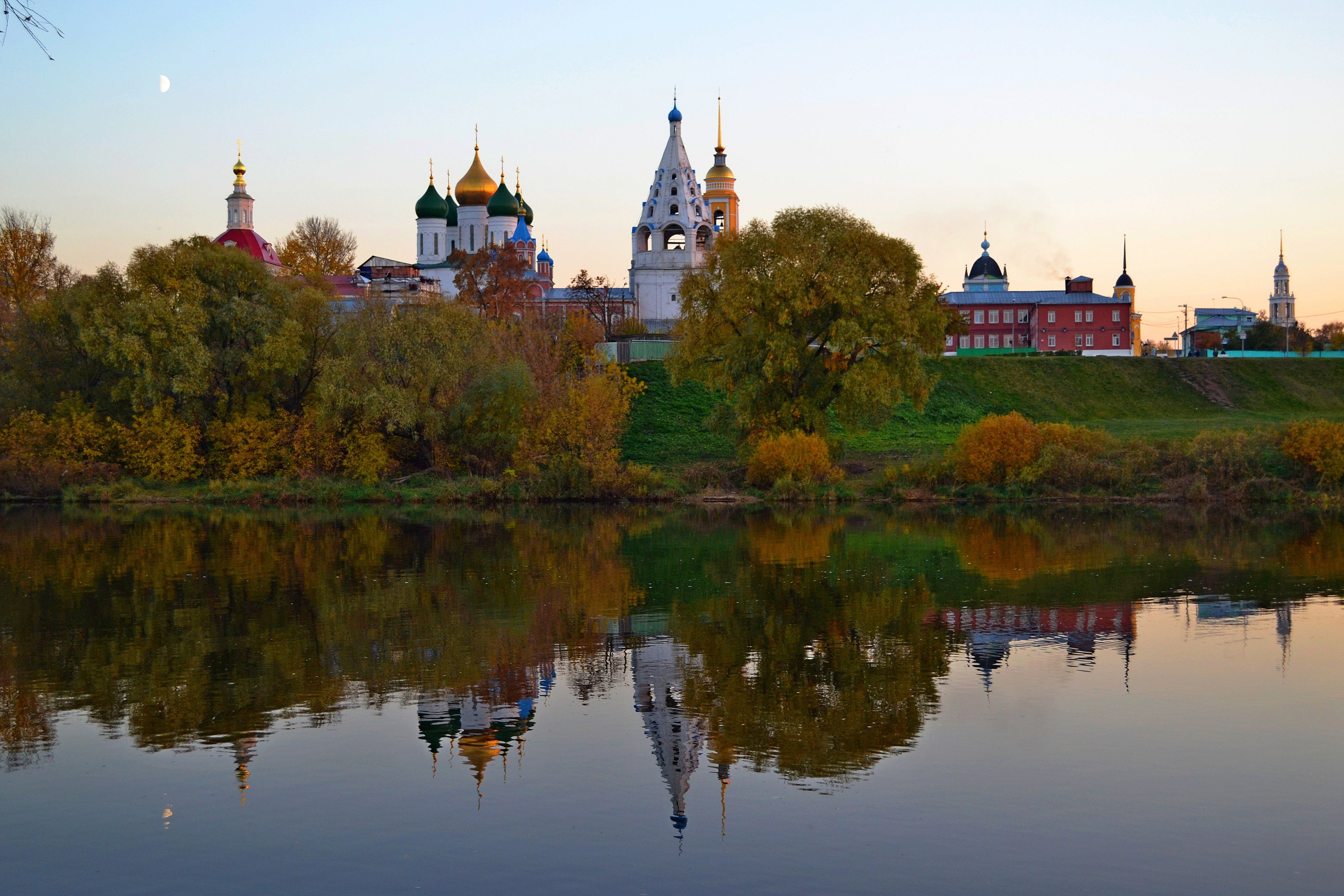 Коломенское московская область. Коломенский Кремль осенью. Коломна климат. Город Коломна природа. Пейзажи Коломны.