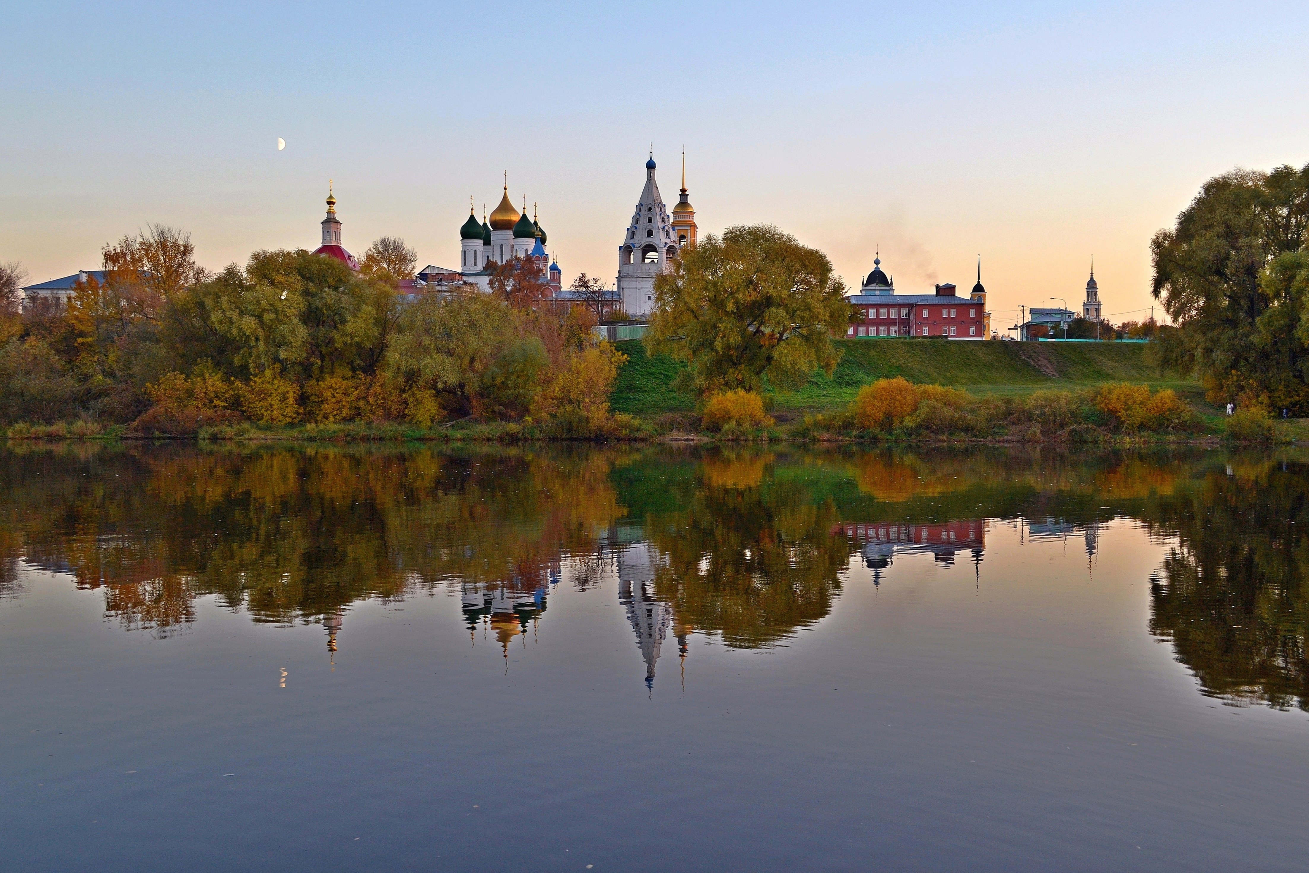 Коломна остров. Коломна осень Москва река. Коломна (город). Коломна Кремль осень. Коломенский Кремль осенью.