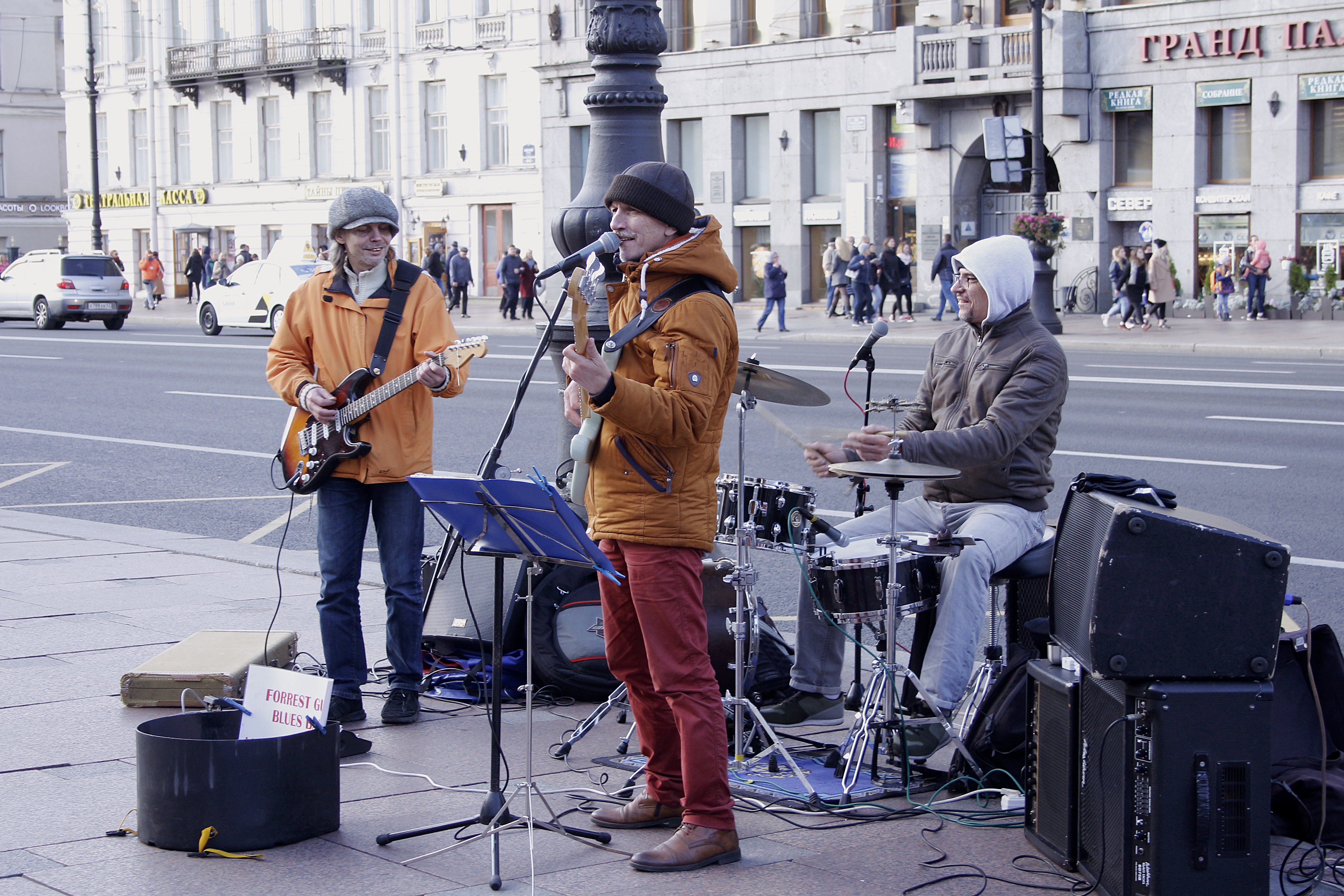 Музыка играла полностью. Уличные музыканты СПБ. Уличные музыканты в Питере. Уличные музыканты зимой в Питере. Уличный музыкант зимой.