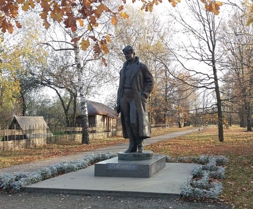 памятник Сергею Есенину на его родине в Константиново